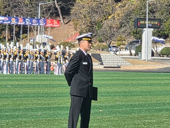 이재용 삼성전자 회장의 장남 이지호씨가 28일 경남 창원 해군사관학교에서 열린 해군 학사사관후보생 139기 임관식의 기수 대표로 제병 지휘를 위해 서 있는 모습. /사진=최지은 기자
