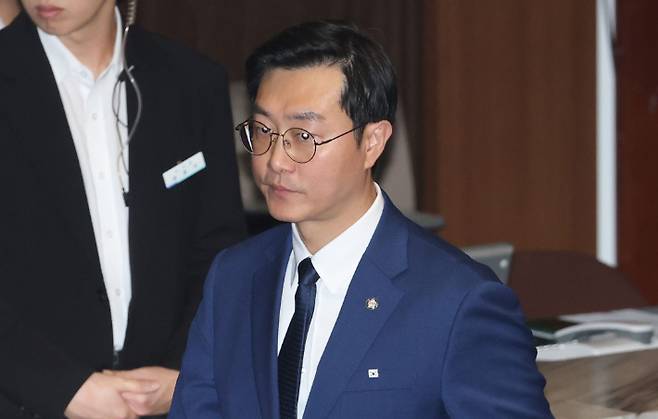 더불어민주당 장경태 의원이 27일 국민의힘 추경호 의원에 대한 체포동의안 투표를 마친 뒤 국회 본회의장을 나서고 있다. 연합뉴스