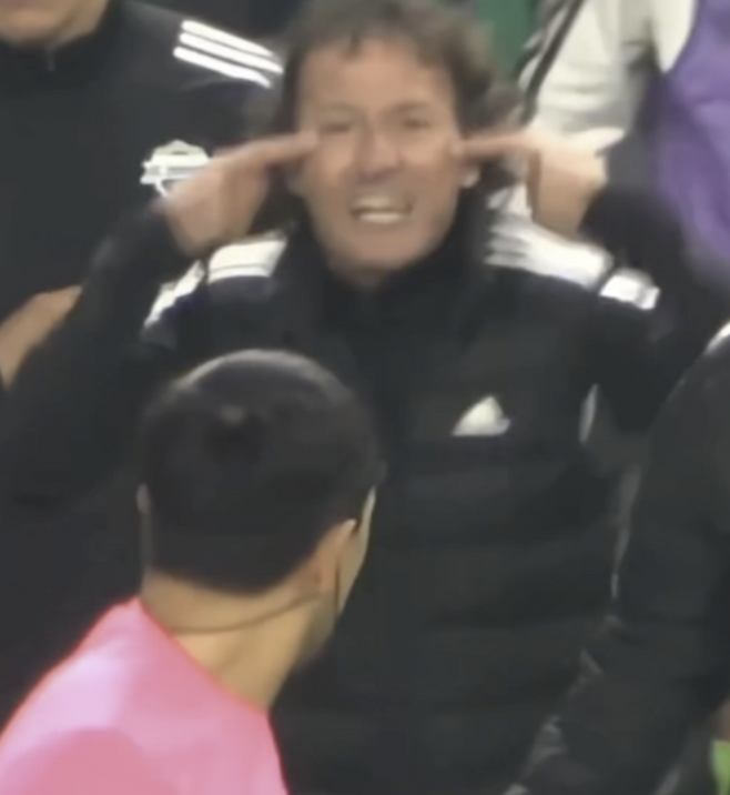 전북 타노스 코치가 심판을 향해 논란이 된 제스처를 하고 있다. 방송화면 캡처