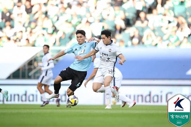 ▲ 2025년 가장 빛나는 K리그의 별을 가리는 MVP 경쟁은 예년과 달리 단순 성적 대결을 넘어 선수 개인의 메시지와 구단의 공개적 지지까지 더해지며 이례적인 표심전 양상으로 번지고 있다. ⓒ한국프로축구연맹