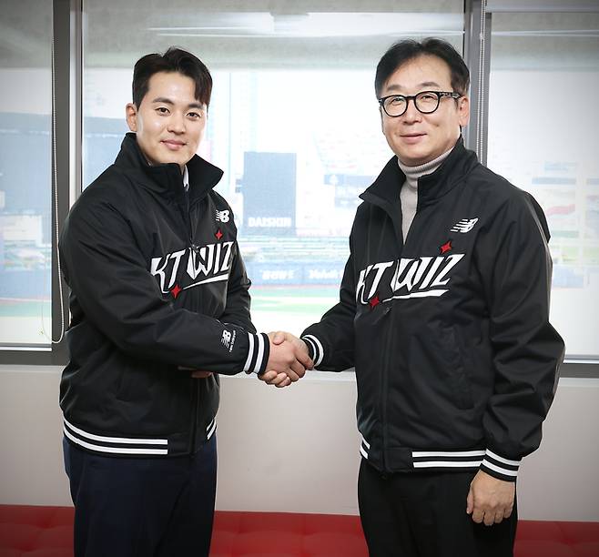 한승택이 계약 직후 나도현 단장과 사진 촬영에 임하고 있다. 사진 | KT 위즈