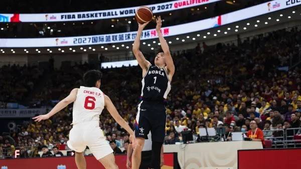 이현중이 지난 28일(한국시간) 중국 베이징에서 열린 2027 국제농구연맹(FIBA) 월드컵 아시아예선 1라운드 B조 1차전 중국전에서 슛을 쏘고 있다. /사진=FIBA