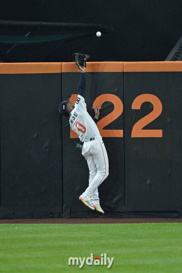 30일 대전 한화생명 볼파크 야구장에서 열린 '2025 신한 SOL 뱅크 KBO 한국시리즈 4차전' LG 트윈스와 한화 이글스 경기. LG 박동원이 9회초 무사 1루에 투런포를 쳤다. 한화 리베라토가 홈런을 잡으려고 시도하고 있다./마이데일리