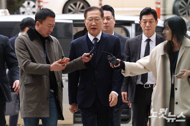 내란 중요임무 종사 및 직권남용 권리행사 방해 혐의로 구속영장이 재청구된 박성재 전 법무부 장관이 13일 오전 서울 서초구 서울중앙지방법원에서 열린 영장실질심사에 출석하고 있다. 박 전 장관은 윤석열 전 대통령의 비상계엄 선포 이후 법무부 실·국장 회의를 소집하고, 합동수사본부 검사 파견 검토 및 교정시설 수용 여력 점검, 출국 금지 담당 직원 출근 등을 지시하는 등 내란 범죄에 가담한 혐의를 받는다. 류영주 기자