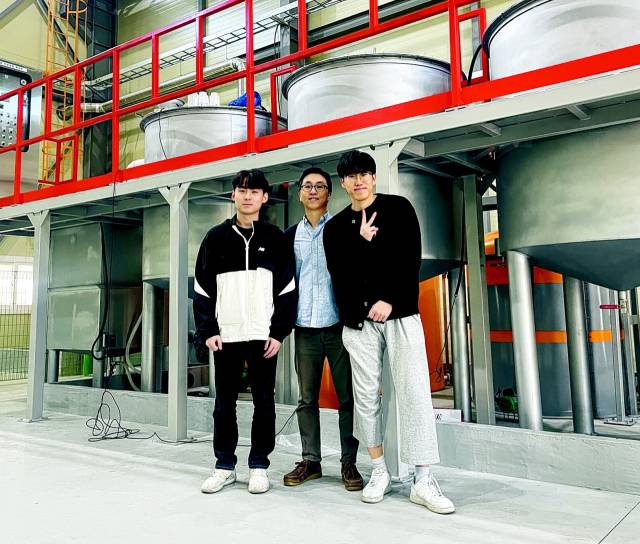 정해성(가운데) 대표와 직원들이 폐배터리 재활용 양산 실증 설비 앞에서 기념 촬영을 하고 있다./에스알/