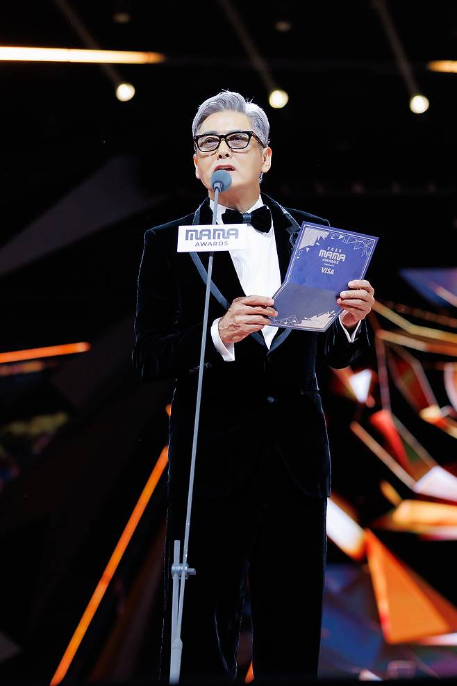 '2025 마마 어워즈'에 참석한 저우룬파(주윤발)(CJ ENM 제공)