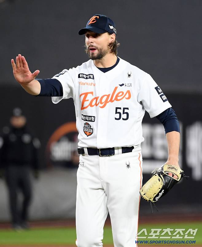 30일 대전 한화생명볼파크에서 열린 한국시리즈 4차전 한화 이글스와 LG 트윈스의 경기. 8회초 1사 LG 홍창기를 삼진 처리한 한화 선발 와이스가 투수 교체 움직임이 보이자 더그아웃을 향해 더 던지겠다는 제스처를 취하고 있다. 대전=박재만 기자 pjm@sportschosun.com/2025.10.30/