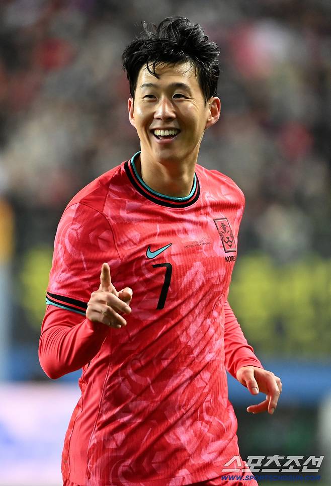 14일 대전월드컵경기장에서 열린 대한민국과 볼리비아의 A매치 평가전. 손흥민이 프리킥 선제골을 터뜨리고 기쁨을 나누고 있다. 대전=허상욱 기자wook@sportschosun.com/2025.11.14/