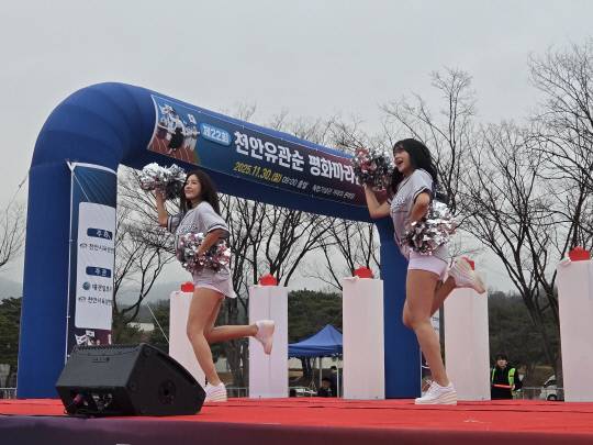 30일 천안 독립기념관에서 열린 2025 천안유관순평화마라톤대회에서 프로야구 한화이글스의 (왼쪽부터)김연정·이호은 치어리더가 멋진 공연을 펼치며 대회의 분위기를 끌어올리고 있다. 박하늘 기자