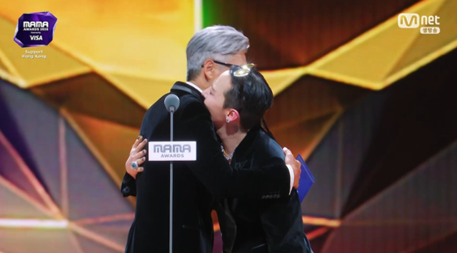가수 지드래곤이 29일 홍콩 카이탁 스타디움에서 열린 '2025 마마 어워즈'에서 아티스트 오브 더 이어를 수상했다. '2025 마마 어워즈' 방송 캡처.