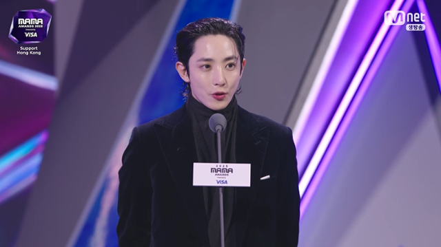 배우 이수혁이 29일 홍콩 카이탁 스타디움에서 열린 '2025 마마 어워즈'에서 시상자로 무대에 올랐다. '2025 마마 어워즈' 방송 캡처