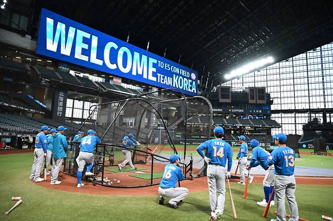 29일 일본 에스콘필드 홋카이도에서 ‘한일 드림 플레이어즈 게임’에 참가한 한국 선수들이 가볍게 몸을 풀었다. 이 게임은 한국과 일본 프로야구를 대표했던 스타들이 총 출동해 양국의 우정을 이어간다. 이대호가 프리배팅을 하고 있다. 사진=공동취재단