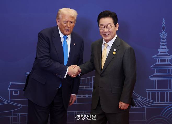 이재명 대통령이 지난달 29일 저녁 경북 경주 힐튼호텔에서 APEC 리더스 실무협의 만찬을 갖기 전 도널드 트럼프 미국 대통령과 기념 사진을 촬영하고 있다. 경주|김창길 기자