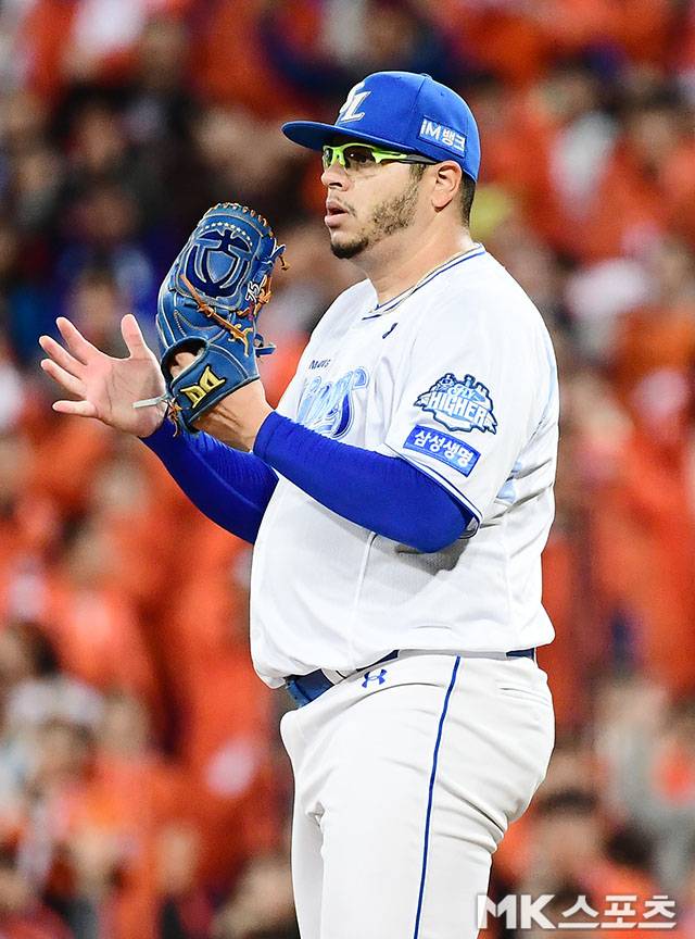 10월 21일 오후 대구삼성라이온즈파크에서 ‘2025 신한 SOL Bank KBO 포스트시즌’ 한화 이글스와 삼성 라이온즈의 플레이오프(5전 3선승제) 3차전이 열렸다. 4회초 무사 1루에서 삼성 선발 후라도가 한화 노시환을 병살처리한 후 기뻐하고 있다. 사진=김영구 기자