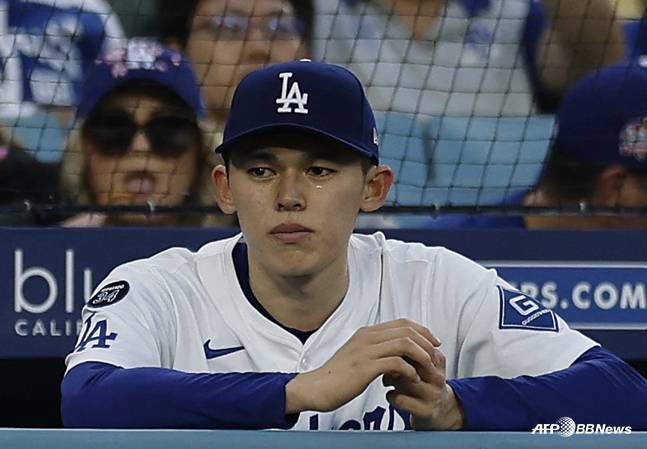 사사키 로키가 지난 3월 경기에서 부진해 조기강판된 뒤 눈물을 흘리고 있다. /AFPBBNews=뉴스1