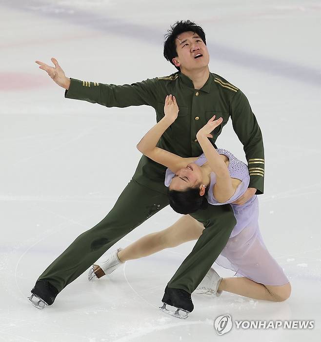 임해나-권예 아이스댄스 (서울=연합뉴스) 신준희 기자 = 30일 목동아이스링크에서 열린 2025 전국남녀 피겨스케이팅 회장배 랭킹대회 아이스댄스 프리댄스에 출전한 임해나와 권예가 경기를 펼치고 있다.
이번 대회는 2026 밀라노·코르티나담페초 동계올림픽에 나설 대표팀 선수(남자 2명·여자 2명)를 뽑기 위한 1차 선발전이다. 2025.11.30 hama@yna.co.kr