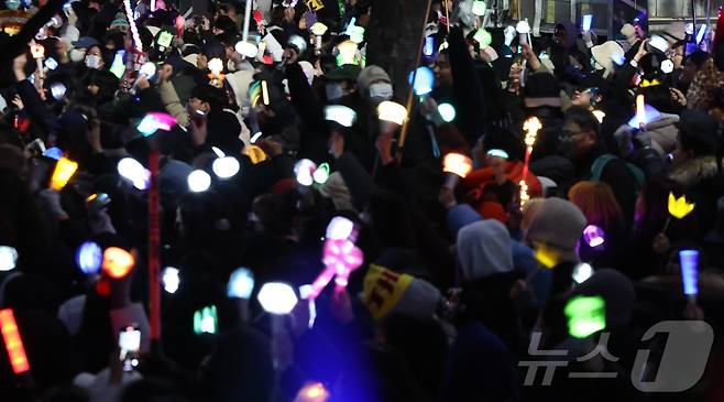 윤석열 대통령에 대한 탄핵소추안이 가결된 2024년 12월 14일 오후 서울 여의도공원에서 윤석열 즉각 탄핵 범국민 촛불대행진에 참여한 시민들이 응원봉을 들고 기뻐하고 있다. 2024.12.14/뉴스1 ⓒ News1 김도우 기자