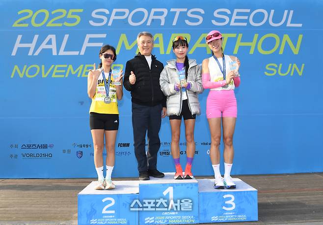 30일 서울 도심 일대에서 열린 ‘2025 스포츠서울 하프마라톤’에서 여자 10km 수상자들이 시상자인 굿모닝미디어그룹 김상혁 회장과 기념촬영을 하고 있다. 왼쪽부터 2위 장문선, 김상혁 회장, 1위 박진희, 3위 변은주. 사진 | 박진업 기자 upandup@sportsseoul.com