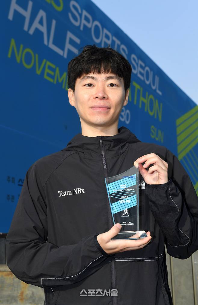 30일 서울 도심 일대에서 열린 ‘2025 스포츠서울 하프마라톤’에서 남자 10km 1위를 차지한 양태은 씨가 기념촬영을 하고 있다. 사진 | 박진업 기자 upandup@sportsseoul.com