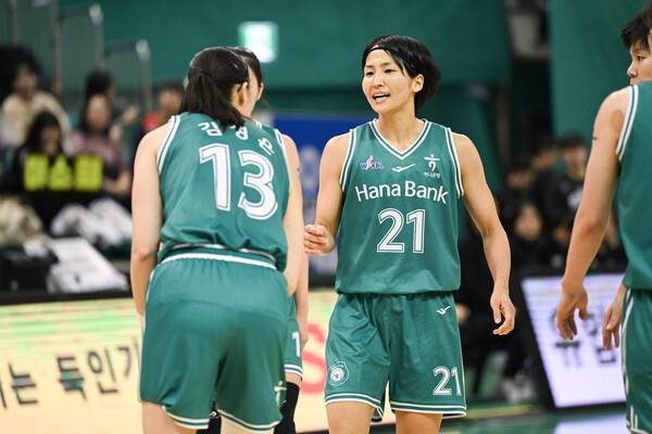 득점 후 기뻐하는 하나은행 이이지마 사키(중앙)과 김정은(좌측). /사진=WKBL