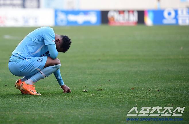 30일 대구IM뱅크파크에서 열린 K리그1 대구FC와 FC안양의 경기. 양 팀은 2-2 무승부를 기록했다. 대구FC는 강등이 확정됐다. 경기 종료 후 아쉬워하고 있는 대구FC 지오바니. 대구=송정헌 기자songs@sportschosun.com/2025.11.30/