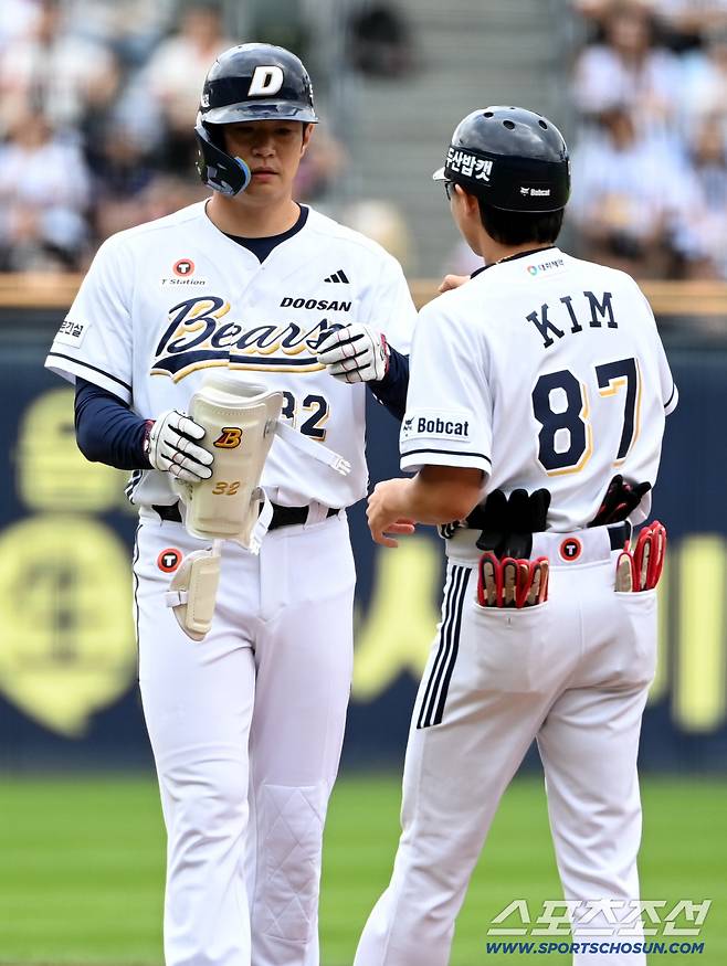 28일 잠실야구장에서 열린 롯데와 두산의 경기, 1회말 2사 1루 두산 김재환이 선취 1타점 2루타를 치고 기쁨을 나누고 있다. 잠실=허상욱 기자wook@sportschosun.com/2025.09.28/