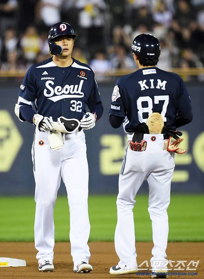 30일 잠실구장에서 열린 LG 트윈스와 두산 베어스의 경기. 두산 김재환이 안타를 날린 뒤 숨을 고르고 있다. 잠실=박재만 기자 pjm@sportschosun.com/2025.09.30/