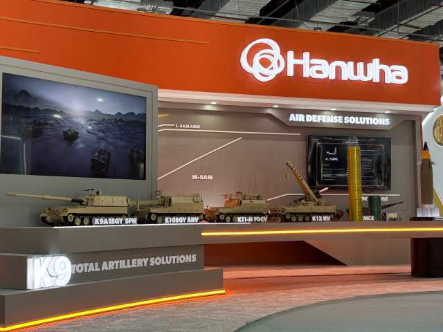 이집트 카이로에서 이달 1~4일까지 열리는 'EDEX 2025(이집트 방산 전시회)' 한화 부스에 전시된 'K9 자주포' 패키지 모형. /한화에어로스페이스