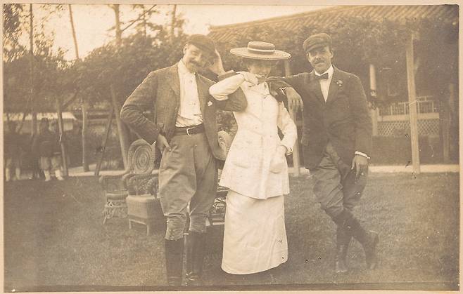 1905년 9월 대한제국을 찾은 엘리스 루즈벨트 일행. 엘리스는 미국 26대 대통령 시어도어 루즈벨트의 딸이다. 왼쪽부터 고든 패덕 주한미국 대리공사, 엘리스 루즈벨트, 약혼자 닉 롱워스. 촬영장소는 미국공사관(현 미 대사관저)이다. 조선인은 엘리스를 '세계 최고국의 공주'라 부르며 열렬히 환영했고, 고종은 대한제국을 일본으로부터 구원해줄 사람으로 여겼다. /코넬대학교 희귀문서 컬렉션