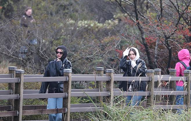 제주 한라산 1100고지 습지에서 두툼한 옷차림을 한 외국인 관광객들이 추위를 피해 이동하고 있다. 2025.10.27 뉴시스