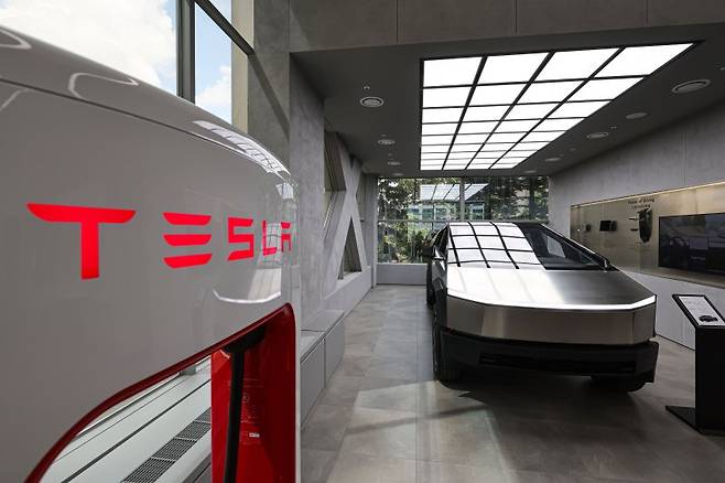 지난 8월 29일 서울 시내 테슬라 스토어에 사이버트럭이 전시되어 있다. 뉴시스난 8월 29일 서울 시내 테슬라 스토어에 사이버트럭이 전시되어 있다. 뉴시스