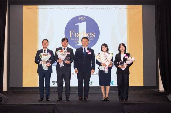 (오른쪽 두 번째) 본푸드서비스 임미화 대표이사와 수상자들이 함께 2025 고객신뢰도 1위 프리미엄 브랜드 1위 수상 후 기념 사진을 촬영하고 있다.