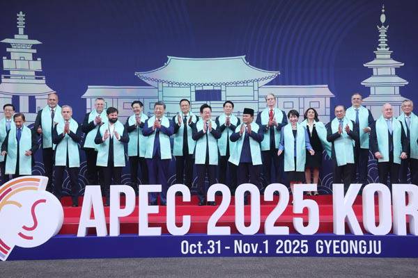 이재명 대통령이 지난달 1일 경주에서 열린 2025 아시아태평양경제협력체(APEC) 정상회의에서 각국 정상들과 한복 소재로 만든 목도리를 두르고 기념 촬영을 하고 있다. 연합뉴스