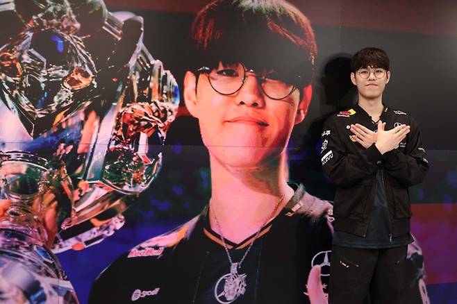 T1의 리그오브레전드(LoL) 월드 챔피언십(롤드컵) 3연패를 이끈 주역 ‘오너’ 문현준이 포즈를 취하고 있다. 한주형 기자