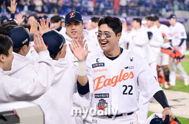 2025년 10월 24일 오후 대전한화생명볼파크에서 열린 '2025 신한 SOL BANK KBO 포스트 시즌' 삼성 라이온즈와 한화 이글스의 플레이오프(PO) 5차전 경기. 한화 채은성이 11-2로 승리하며 한국시리즈 진출을 확정한 뒤 기뻐하고 있다./마이데일리