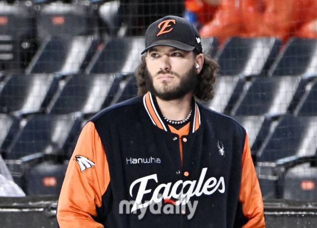 17일 오후 대전광역시 중구 대전 한화생명볼파크에서 진행되는 '2025 프로야구 KBO리그 포스트시즌' 플레이오프(PO) 1차전 한화이글스와 삼성라이온즈의 경기 한화 선발투수 폰세가 비오는 그라운드를 바라보고 있다./마이데일리