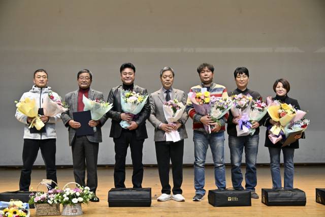 ▲장수군체육회에 따르면 지난달 28일 한누리전당 산디관에서 개최단 '장수군체육상 시상식'을 개최했다. 수상자들과 기념사진 ⓒ장수군