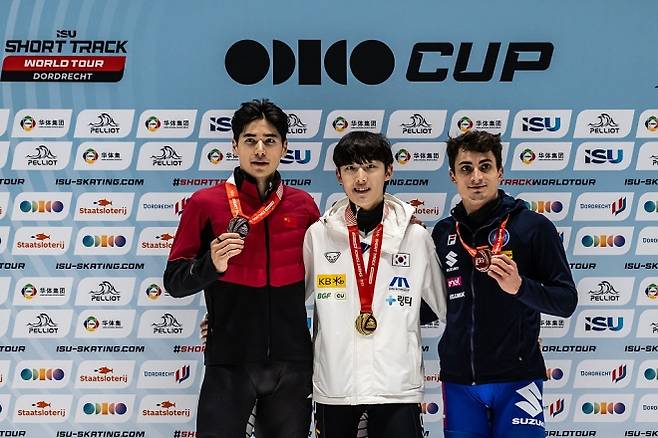 한국 쇼트트랙 국가대표 임종언이 1일(한국시간) 네덜란드 도르드레흐트의 스포르트불레바르에서 열린 2025~26 국제빙상경기연맹(ISU) 쇼트트랙 월드투어 4차 대회 남자 1000m 결선에서 우승한 뒤 2위 류샤오앙, 3위 피에트로 시겔과 기뻐하고 있다. ISU 제공