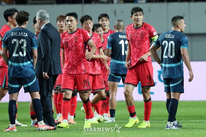 한국 축구 국가대표팀이 지난 10월 14일 서울월드컵경기장에서 파라과이 대표팀과 친선경기를 벌였다. 김민재를 비롯한 태극전사들이 2-0 승리를 거둔 후 파라과이 선수들과 인사하고 있다. /사진=김진경 대기자