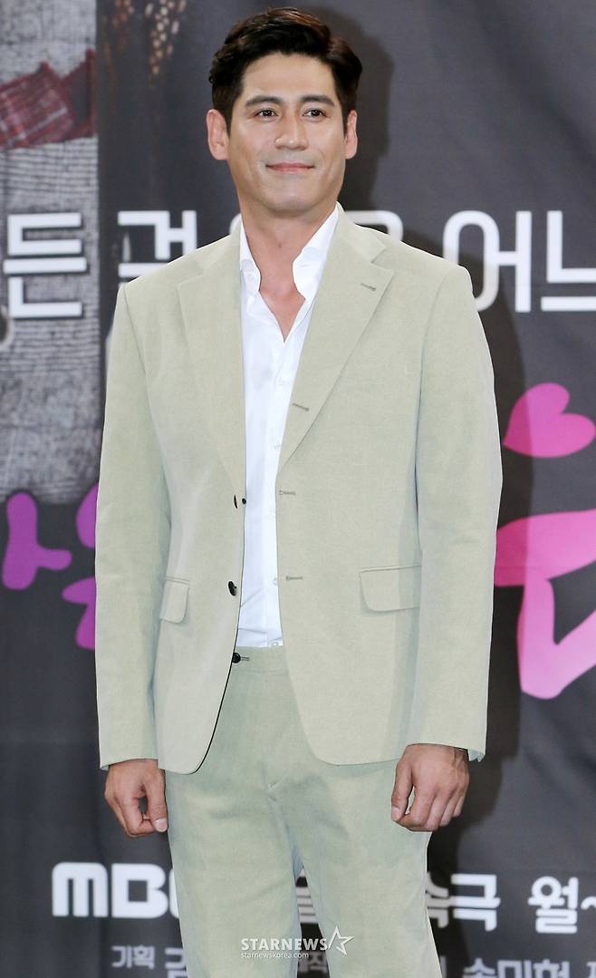 $ 배우 이형철이 11일 오후 서울 마포구 상암동 MBC 본사에서 진행된 일일연속극 '돌아온 복단지' 제작발표회에 참석해 포즈를 취하고 있다. '돌아온 복단지'는 가난하지만 당당하게 살아온 여자가 바닥으로 추락한 왕자를 만나 진정한 사랑과 가족에 대해 깨닫게 되는 정통 홈멜로 드라마로 오는 15일 첫 방송된다. /사진=김창현 기자 chmt@