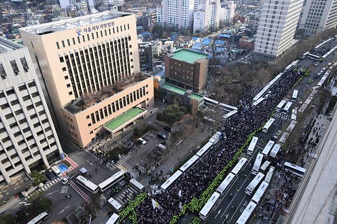 내란 우두머리 혐의로 체포된 윤석열 대통령의 구속 전 피의자 심문(영장실질심사)가 열린 지난 1월 18일 서울 마포구 서울서부지방법원 앞에서 윤 대통령 지지자들이 집회를 이어가고 있다. (사진=뉴시스)