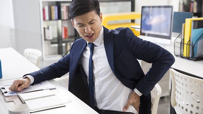 직장인 허리디스크 치료로 회복 속도가 빠른 '신경차단술'이 도움이 될 수 있다 | 출처: 클립아트코리아