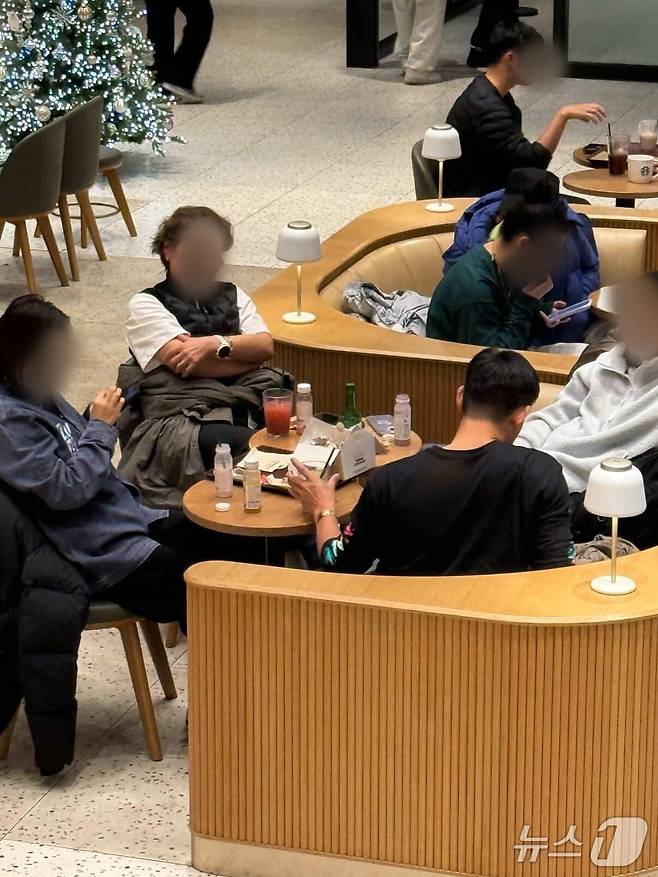 1일 오후 4시쯤 경기도 양평의 스타벅스 더양평 DT점에서 6~7명의 중국인 관광객들이 음료와 함께 소주, 치킨 등을 먹고 있다.(인스타그램 hiphub.kr 제공. 재판매 및 DB 금지)2025.12.1/뉴스1