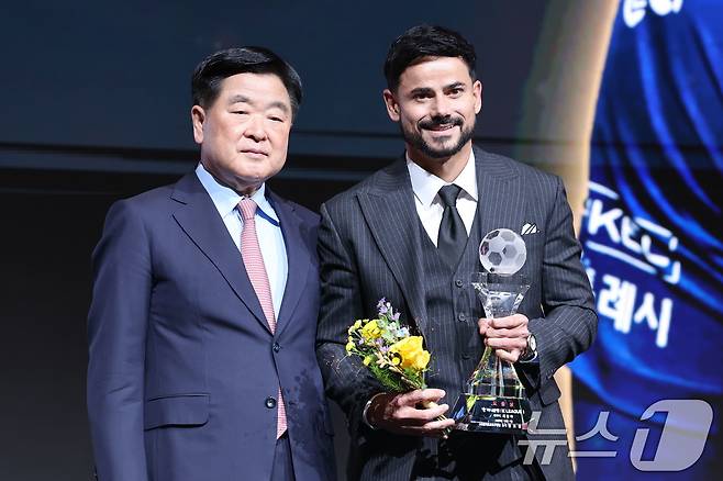 1일 오후 서울 서대문구 홍은동 스위스 그랜드호텔에서 열린 하나은행 K리그 2025대상 시상식에서 K리그1 최다도운상을 수상한 세징야(대구FC)가 기념촬영을 하고 있다. 2025.12.1/뉴스1 ⓒ News1 이광호 기자