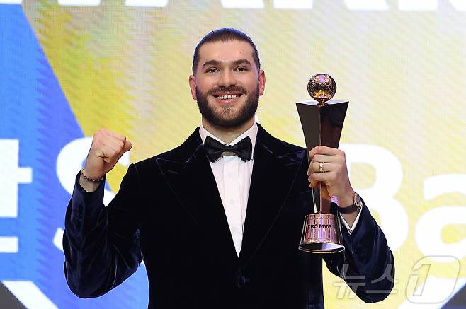 24일 오후 서울 송파구 잠실 롯데월드 호텔에서 열린 프로야구 '2025 신한 SOL 뱅크 KBO리그' 시상식에서 MVP를 수상한 한화 외국인 투수 폰세가 기념 촬영을 하고 있다. 2025.11.24/뉴스1 ⓒ News1 김진환 기자