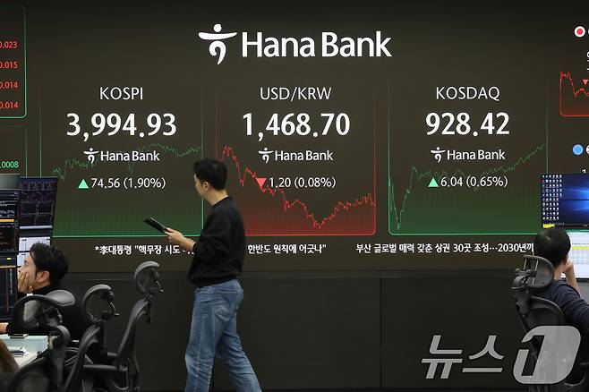 2일 오후 서울 중구 하나은행 본점 딜링룸 현황판에 코스피 지수가 전 거래일보다 74.56포인트(1.90%)상승한 3994.93을 나타내고 있다. 2025.12.2/뉴스1 ⓒ News1 이광호 기자
