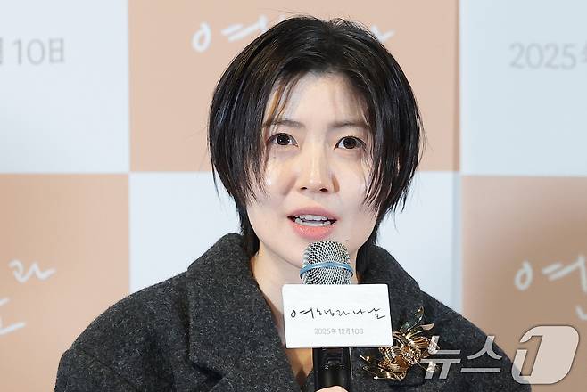 배우 심은경이 2일 서울 용산구 CGV용산아이파크몰에서 열린 영화 '여행과 나날' 언론 시사회 및 기자 간담회에서 취재진 질문에 답하고 있다. '여행과 나날'은 어쩌면 끝이라고 생각한 각본가 '이'(심은경 분)가 어쩌다 떠나온 설국의 여관에서 의외의 시간을 보내면서 다시 시작되는 2025년 겨울, 일상 여행자들과 함께 떠나는 꿈같은 이야기를 그렸다. 2025.12.2/뉴스1 ⓒ News1 권현진 기자