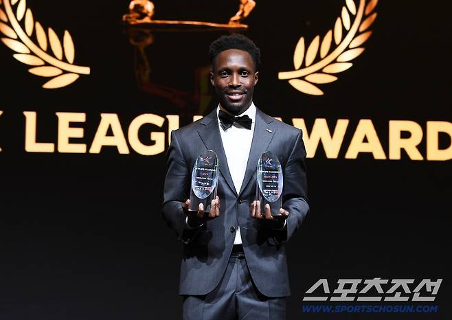 하나은행 K리그 2025대상 시상식이 1일 오후 서울 서대문구 스위스 그랜드호텔에서 열렸다. K리그2 MVP를 수상한 인천 제르소가 트로피를 들고 있다. 정재근 기자 cjg@sportschosun.com/2025.12.1/