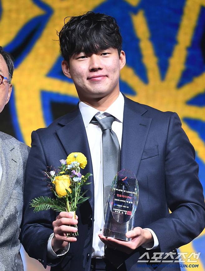 하나은행 K리그 2025대상 시상식이 1일 오후 서울 서대문구 스위스 그랜드호텔에서 열렸다. K리그2 영플레이어상을 수상한 인천 박승호가 트로피를 들고 있다. 정재근 기자 cjg@sportschosun.com/2025.12.1/