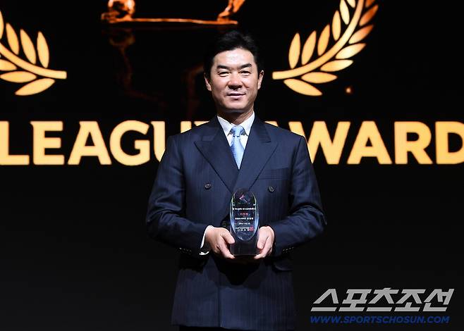 하나은행 K리그 2025대상 시상식이 1일 오후 서울 서대문구 스위스 그랜드호텔에서 열렸다. K리그2 감독상을 수상한 인천 윤정환 감독이 트로피를 들고 있다. 정재근 기자 cjg@sportschosun.com/2025.12.1/